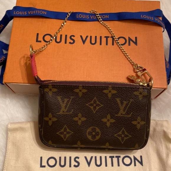 Louis Vuitton 2020 Vivienne—Christmas Limited Edition-Monogram Mini Ponchette - Picture 2 of 8